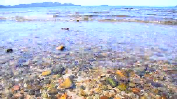 Καθαρή φύση θάλασσα κύματα προς την ακτή της Sattahip Τσόνμπουρι Ταϊλάνδη — Αρχείο Βίντεο