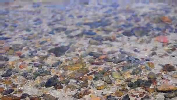Чистая природа морских волн к побережью — стоковое видео