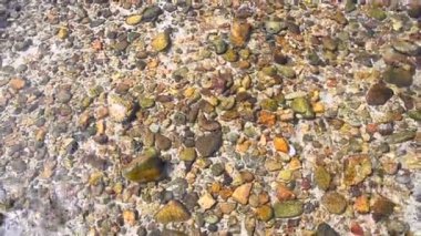 Dalgalar kıyıya doğru deniz temiz doğa 