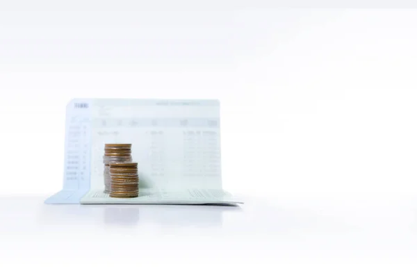 Montón de monedas en el libro de contabilidad del banco de ahorro en el fondo blanco — Foto de Stock