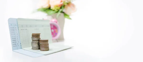 Pilha de moedas na poupança de banco livro de contas no backgrou branco — Fotografia de Stock
