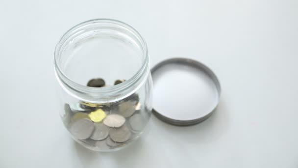 4 k tid förfaller öka pengar mynt i glasburken — Stockvideo