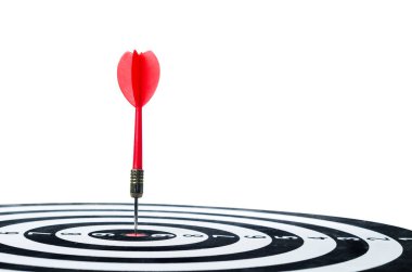 Shot kırmızı dart oku tahtası Isolated ortasına kadar yakın 