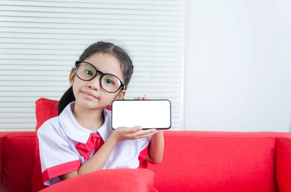 Aziatische meisje in Thaise student uniform tonen leeg scherm m — Stockfoto