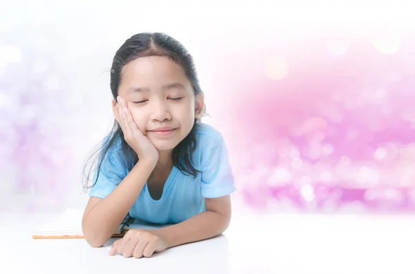 Nära upp skott porträtt av leende asiatisk liten flicka nära hennes ögon — Stockfoto