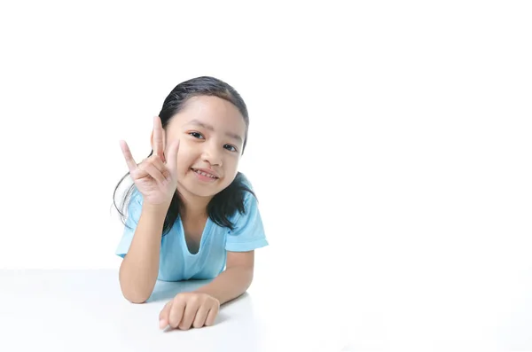 Portait de sorriso menina asiática mostrando sinal de mão de amor é — Fotografia de Stock