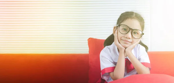 Retrato de niña asiática en tailandés estudiante unifom sentado chi — Foto de Stock