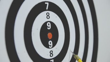 HD-sarı ve kırmızı ok ok atış yakından dart tahtası vurmak