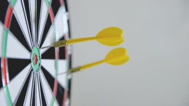 HD-sarı ve kırmızı ok ok atış yakından dart tahtası vurmak