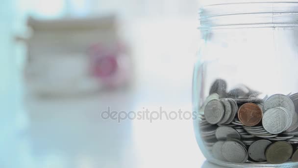 HD Queda de moedas para conceito frasco de vidro para economizar dinheiro com copyspace — Vídeo de Stock