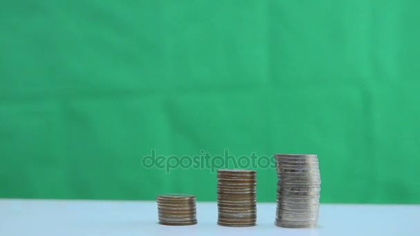 Укладка монет в банку концепции экономии денег с копирайтом — стоковое видео