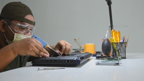 Técnico está soldando para a placa de circuito de impressão eletrônica — Vídeo de Stock