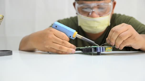 Técnico está soldando para a placa de circuito de impressão eletrônica — Vídeo de Stock