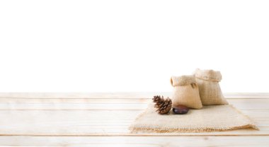 İki boş kenevir çanta ve çam kozalakları üzerinde ahşap masa üstü floo çuval