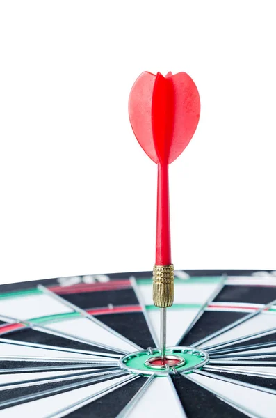 Close up tiro seta de dardo vermelho no centro da metáfora dartboard para — Fotografia de Stock