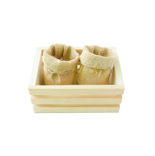 Caixa de madeira vazia e saco de saco de cânhamo isolado no fundo branco wi — Fotografia de Stock