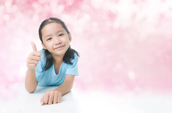 Retrato de sorriso menina asiática mostrando polegar para cima com cópia s — Fotografia de Stock