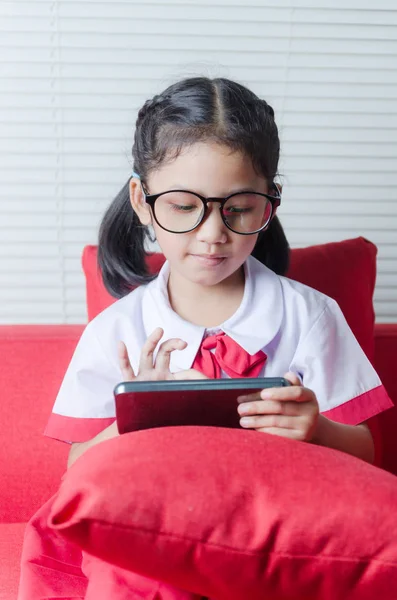 Aziatische meisje in uniform van de student met behulp van smartphone — Stockfoto