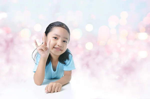 Portait de sonrisa Asiática niña mostrando signo de amor mano en — Foto de Stock