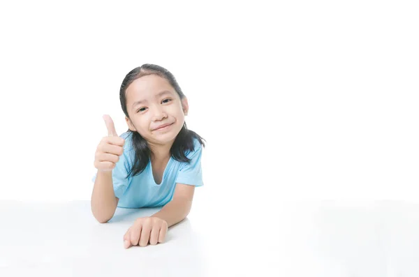 Портрет улыбающейся азиатской маленькой девочки, показывающей большой палец вверх с копиями — стоковое фото