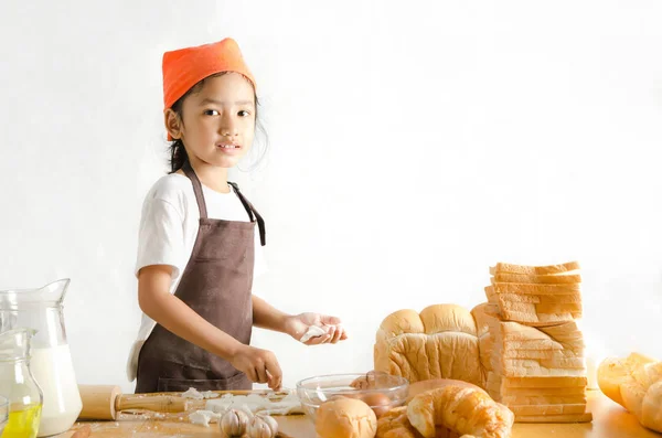 Retrato de niña asiática sosteniendo la masa en la mano con copia sp — Foto de Stock