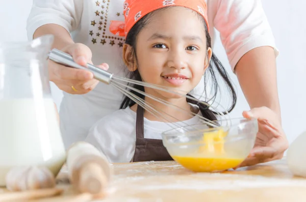 Gros plan de sourire asiatique petite fille faire boulangerie avec mo — Photo