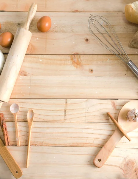 Fundo de mesa de madeira em branco e ingredientes de padaria com cópia s — Fotografia de Stock