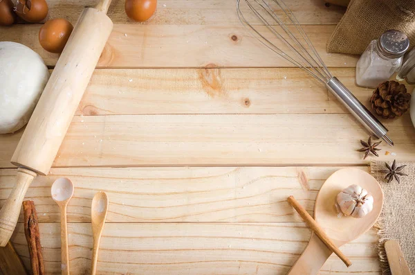 Leere Holztischhintergrund und Backzutaten mit Kopie s — Stockfoto