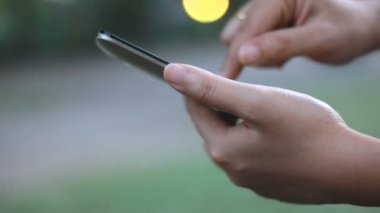 Akıllı telefon kullanan kadın Shot eller yukarı kapatın