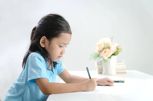 Potret gadis kecil Asia yang menggambar dengan pensil — Stok Foto