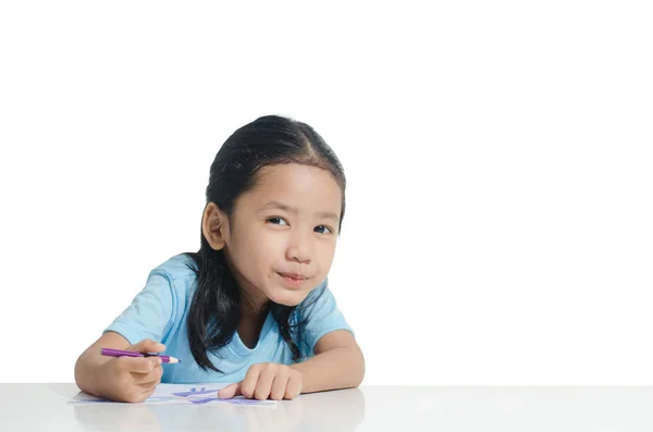 Porträtt av leende asiatisk liten flicka Rita med penna isolerade — Stockfoto