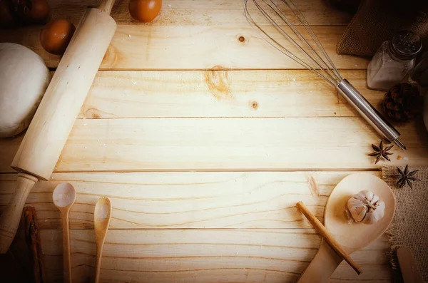 복사 s 빈 나무 테이블 배경 및 제빵 재료 — 스톡 사진