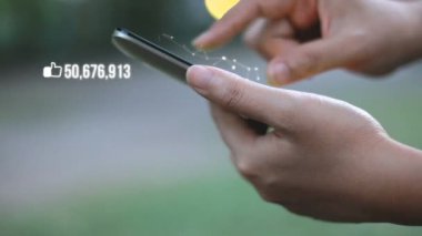 Ahşap vida sıkmak için elektrikli delici kullanan adam shot eller yukarı kapatın 