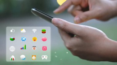 Eller hareket eden smartphone uygulama simgesi animasyon ile kullanan kadın
