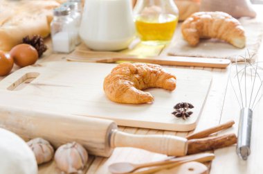 Ahşap kesme tahtası ve bekery içinde kruvasan vuruşta kapatın