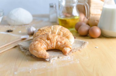 Kruvasan ve bekery maddeler üzerinde ahşap tabl doz kadar kapatın