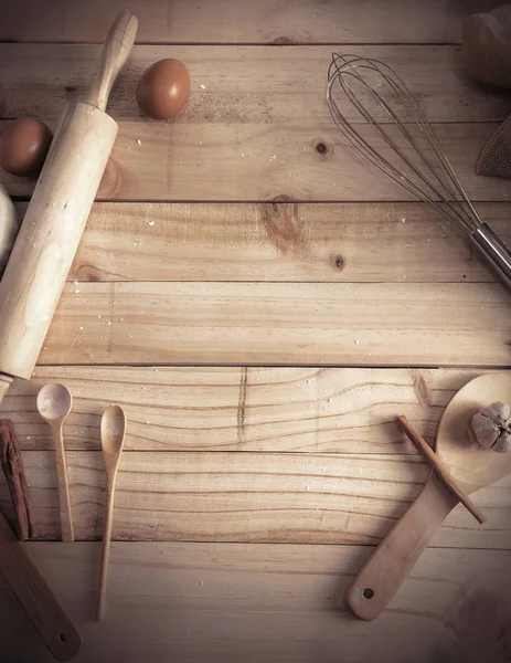 Fundo de mesa de madeira em branco e ingredientes de padaria com cópia s — Fotografia de Stock