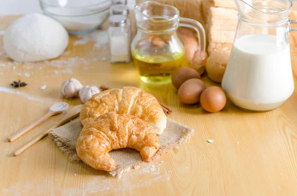 Close up tiro de Croissant e ingredientes de bekery na mesa de madeira — Fotografia de Stock