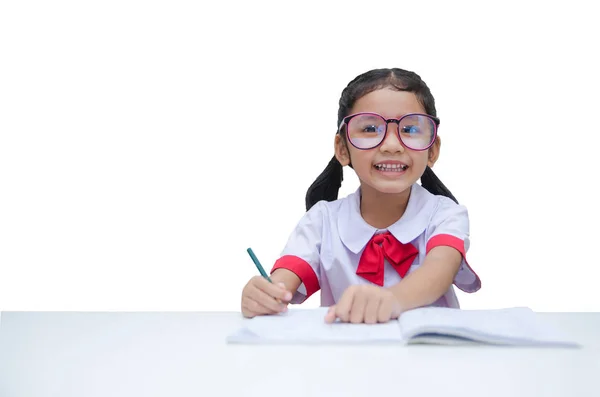 Asiática niña haciendo tarea con sonrisa aislado en blanco ba — Foto de Stock