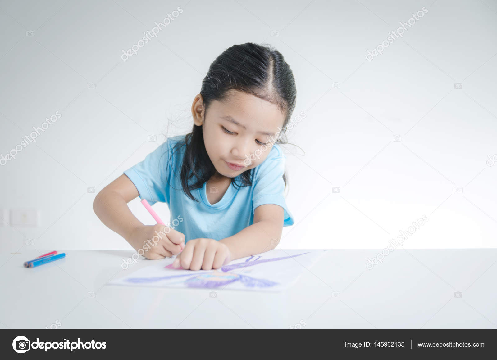 Portrait De Sourire Asiatique Petite Fille Dessin Au Crayon