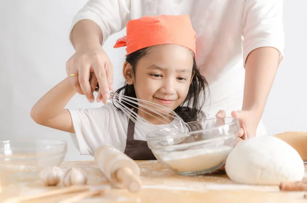 Primer plano tiro asiático niña sosteniendo acero inoxidable batir un — Foto de Stock