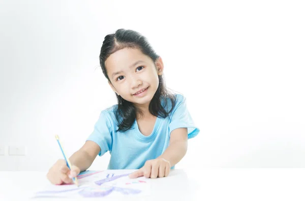 Retrato de sonrisa Asiática niña dibujo con lápiz de color — Foto de Stock