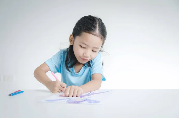 Retrato de sonrisa Asiática niña dibujo con lápiz de color — Foto de Stock