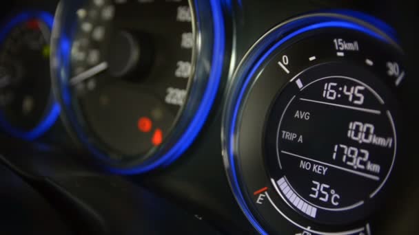 Close-up shot van auto dashboard ondiepe scherptediepte — Stockvideo