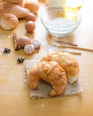 Kruvasan ve bekery maddeler üzerinde ahşap tabl doz kadar kapatın