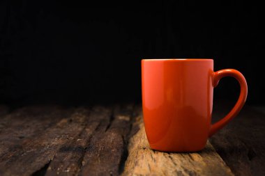 Eski ahşap tablo kopya alanı ile üst turuncu seramik boş kupa