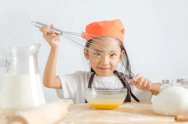 Azjatyckie dziewczyny trochę wymieszać jajko dla przy użyciu piany ze stali nierdzewnej — Zdjęcie stockowe
