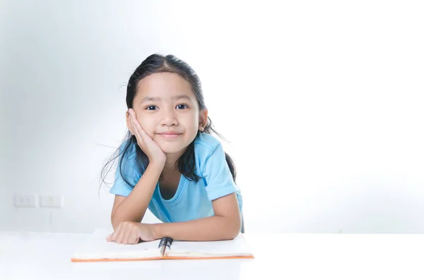 Nära upp skott porträtt av leende asiatisk liten flicka sitter hakan w — Stockfoto