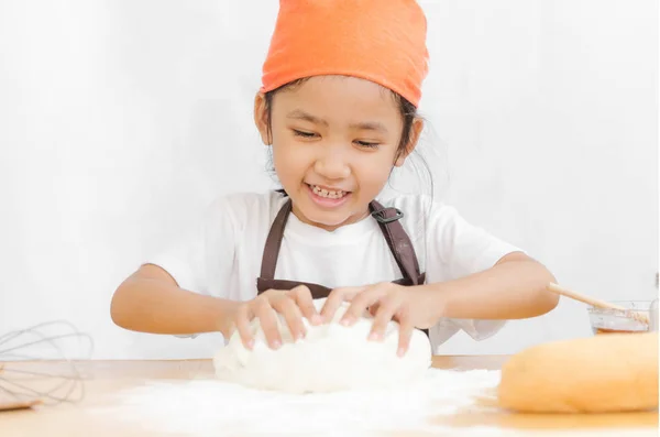 Primer plano de niña asiática amasando la masa para hacer — Foto de Stock