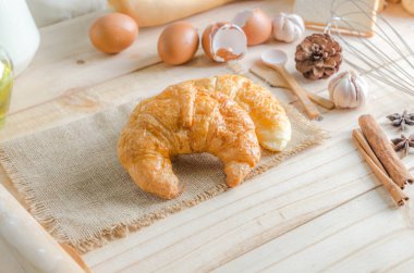 Kruvasan ve bekery maddeler üzerinde ahşap tabl doz kadar kapatın